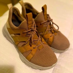 OTBT tennies. Very comfy. 7.5